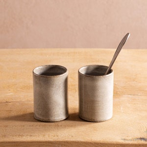 ZWEI glänzend graue Zylinder Keramik Wassergläser, Handgemachte Keramik Kaffeetassen, HochwasserBecher, Moderne Keramik Tassen