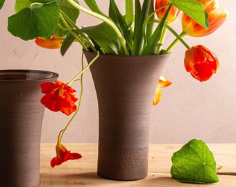 質感のある素朴な円錐形のダークブラウン陶器の花瓶、手作りの