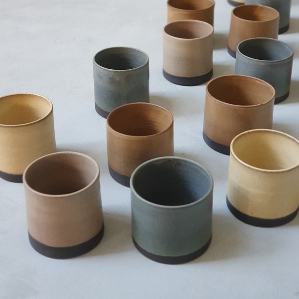 カラフルなマットセラミックマグカップ2個、陶器マグカップ2個、コーヒー/ティーストーンウェアマグカップ2個、ナチュラルカラーコーヒーカップ、モダンなマグカップセット、お母さんへのギフト