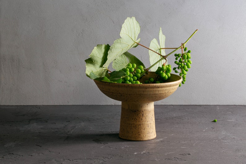 Stor piedestalskål, fruktskål med hög fot, stor keramisk skål i mitten, elegant och elegant serveringsfat för speciella tillfällen och högtider bild 1