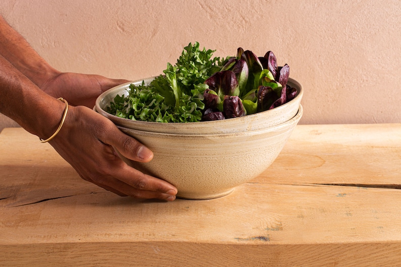 Grand bol de service de salade de poterie beige profond de 9 po, grand bol en céramique, bol en grès blanc cassé, fruits / pâtes / plat de service pour le dîner, cadeau de maman Beige