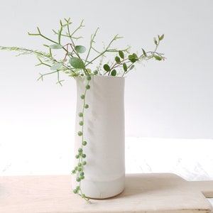 Witte cilinderkan, witte keramische waterkan, keramische bloemenvaas, serveerkan, wit steengoed vaas, aardewerk kruik, witte vaas