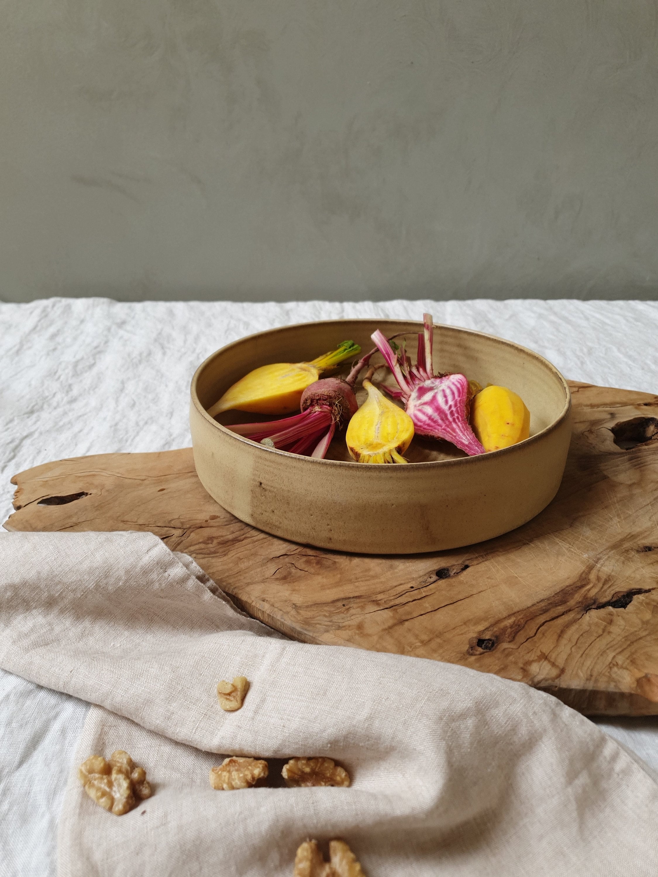 bol de service en céramique fait à la main, saladier poterie rustique moutarde, cuisson tarte et plat service, poêle gâteau, bol fruits grès