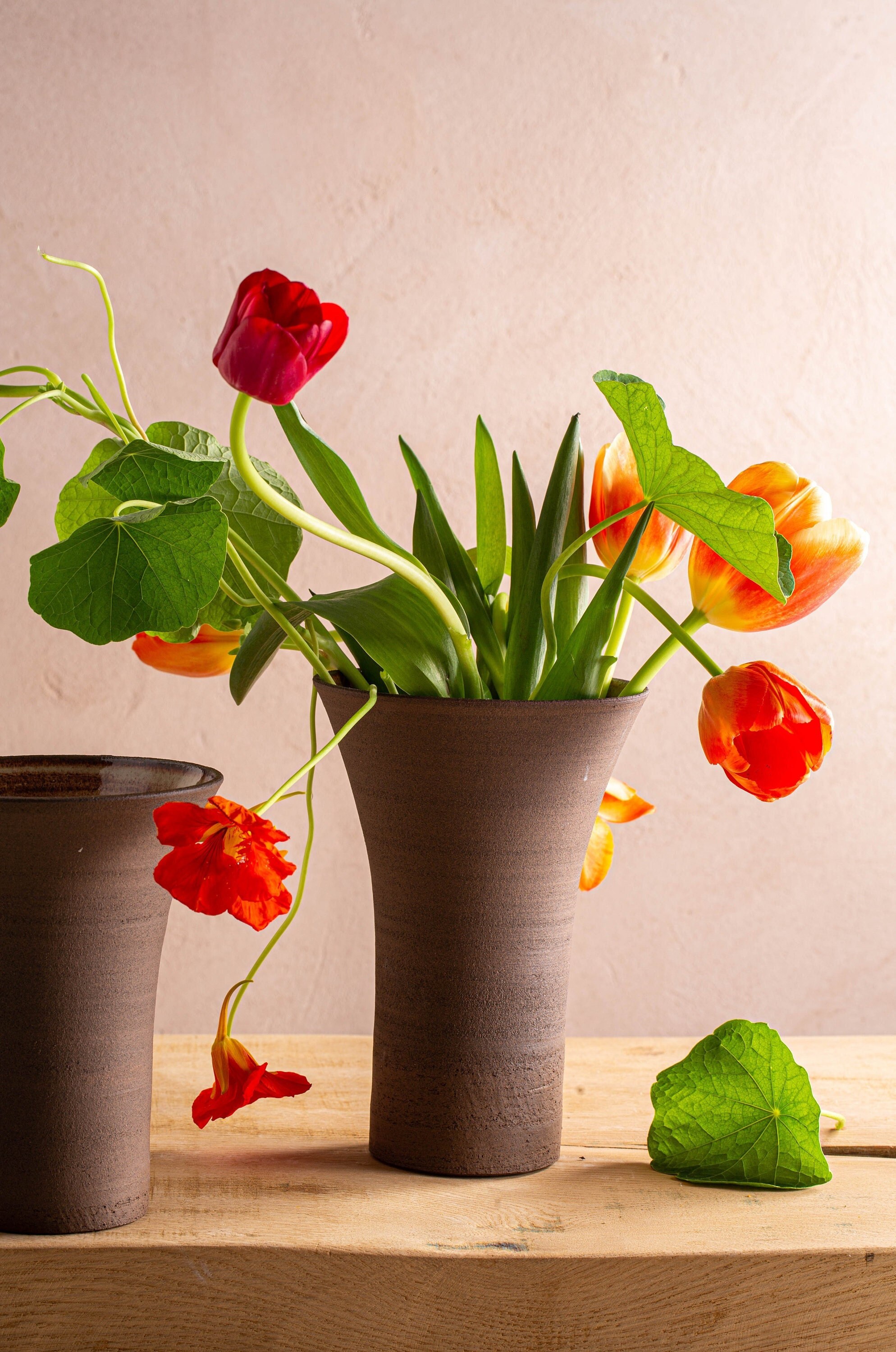 素晴らしい外見 質感のある素朴な円錐形のダークブラウン陶器の花瓶、手作りの 工芸品