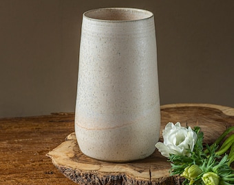 Vase de fleurs blanches en céramique fait à la main, cadeau de mariage en poterie, pot élégant en forme de cône unique pour les fleurs, cadeau en céramique de Noël