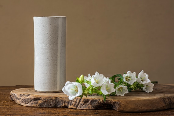 手作りの白い背の高い陶器の花瓶、細長い大きな陶器の花瓶、花用の円筒