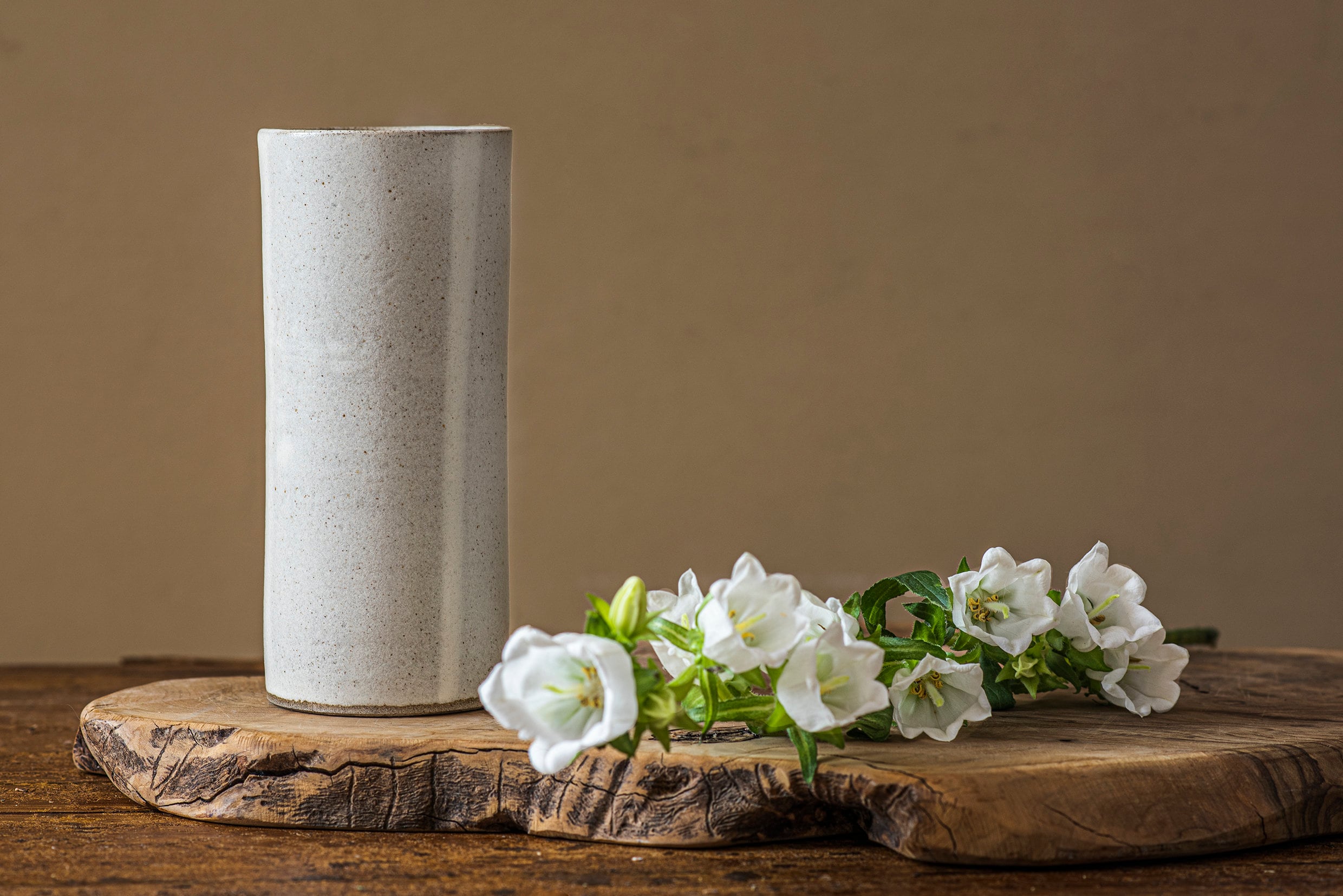 手作りの白い背の高い陶器の花瓶、細長い大きな陶器の花瓶、花用の円筒