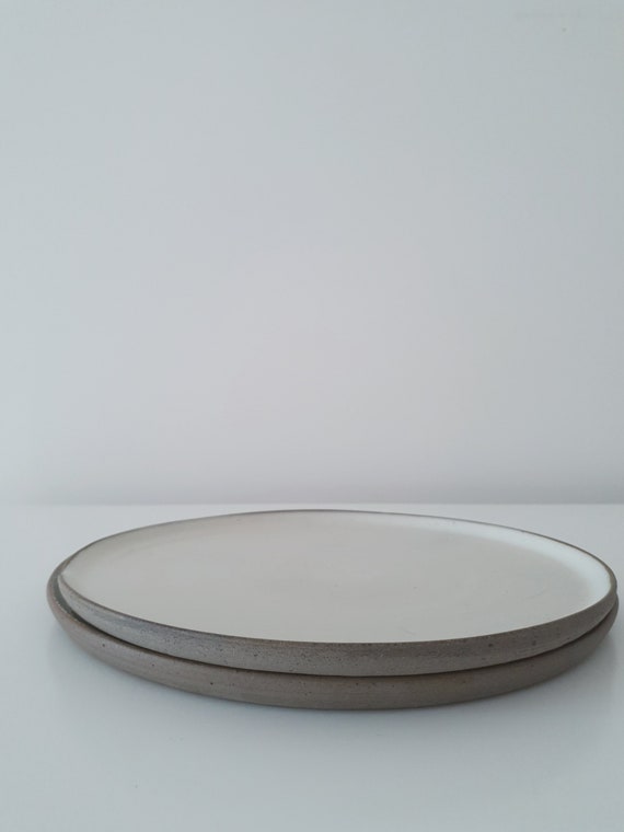 Handgemachte Keramik Speiseteller, 2 flache Keramik Speiseteller, weiße Servierplatten