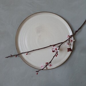 2 piatti in ceramica bianca, piatti fatti a mano in ceramica, set di piatti da pranzo di 2, grandi piatti eleganti in gres ceramico, piatto in ceramica, regalo della madre