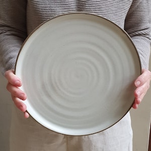 2 piatti in ceramica bianca, piatti fatti a mano in ceramica, set di piatti da pranzo di 2, grandi piatti eleganti in gres ceramico, piatto in ceramica, regalo della madre