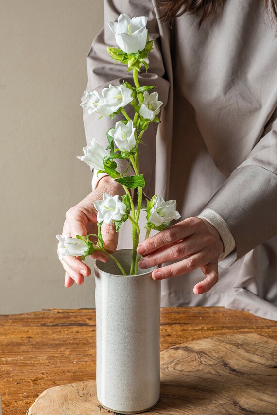 手作りの白い背の高い陶器の花瓶、細長い大きな陶器の花瓶、花用の円筒