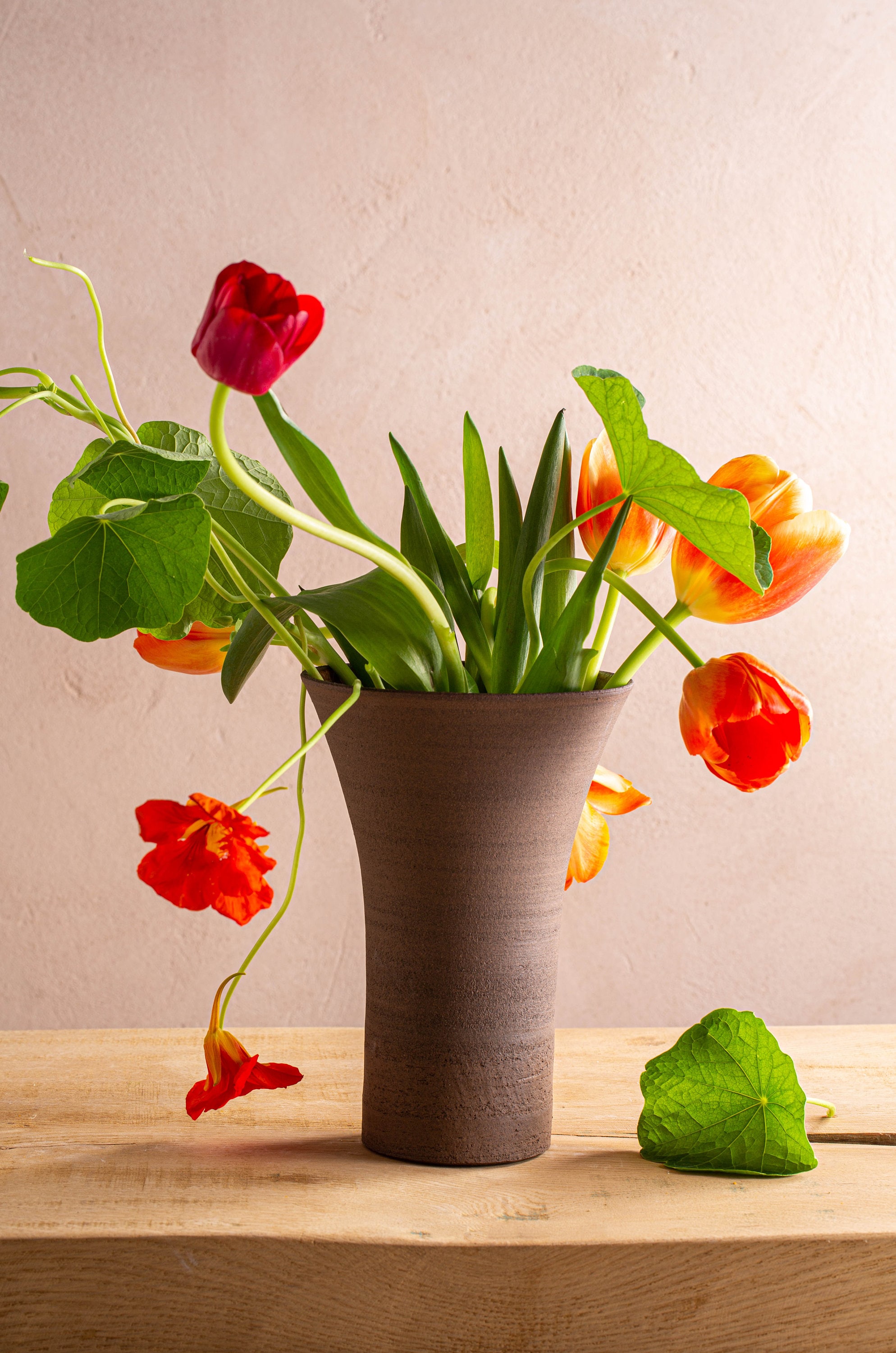 質感のある素朴な円錐形のダークブラウン陶器の花瓶、手作りの陶器の