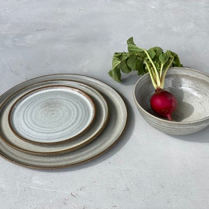 Juego de cuatro piezas de vajilla gris, plato principal, plato de ensalada, plato de pastel, tazón de sopa / platos de cena de cerámica hechos a mano, regalo de bodas