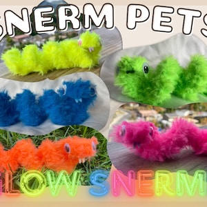 Puede incluir: Una colección de juguetes de peluche difusos y multicolores con forma de gusanos segmentados con ojos saltones y pequeños colmillos blancos. El conjunto incluye versiones en amarillo neón, verde brillante, azul, naranja y rosa fuerte, con el texto SNERM PETS y GLOW SNERMS.