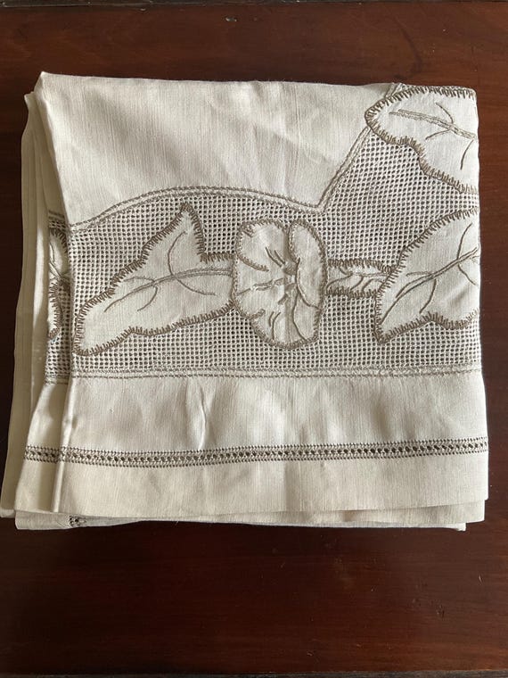 テーブルクロス ヴィンテージ 刺繍 フランス ヴィンテージテーブルクロス。フランス製。厚手の未染色リネン刺繍