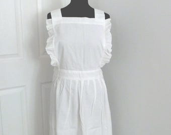 Tablier en coton blanc à froufrous des années 1950, jolie lanière dans le dos