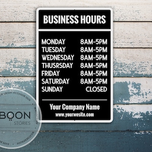 Puede incluir: Un letrero de horario comercial en blanco y negro con letras blancas sobre un fondo de madera desgastado. El letrero enumera el horario comercial de lunes a domingo. El letrero también incluye el texto "Your Company Name" y "www.yourwesite.com".