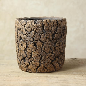 Pode incluir: Um conjunto de três canecas de cerâmica com acabamento fosco e salpicado. As canecas são em tons de creme, cinza claro e cinza escuro. Cada caneca tem um design simples e minimalista, perfeito para café ou chá.