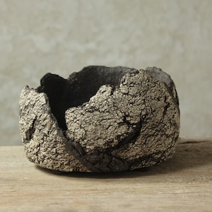 Ceramic pot for cacti and succulents, rustic handmade stoneware pot, dimensions: 16 cm (width), 6-10 cm (height)