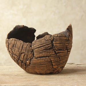 Ręcznie robiona doniczka na sukulenty, kaktusy i bonsai. Wymiary: 17 cm (długość), 9 cm (szerokość), 6-12 cm (wysokość).