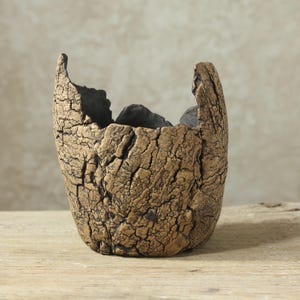 Vasinho de cerâmica para cactos e suculentas. Design original e exclusivo, feito à mão. Tamanho: 10,5-12 cm (largura) x 8-14 cm (altura).