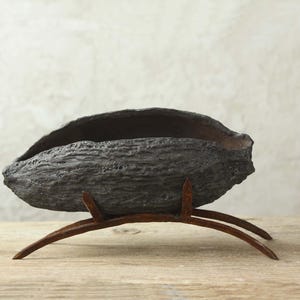 Prachtige ikebana pot met ijzeren standaard / Originele ikebana keramiek container, kunst en bloemstukken