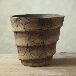 Pot en céramique fait main pour cactus et plantes grasses. Dimensions : 20,5 cm (largeur) x 18,5 cm (hauteur). Modèle Zigurat XL.