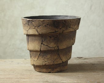 Handmade ceramic pot for cacti and succulents. Size: 20.5 cm (width) x 18.5 cm (height). Model Zigurat XL