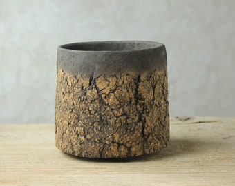 Textured stoneware pot with satin edges