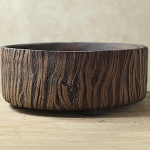 Vaso in gres fatto a mano per bonsai e piante grasse, con texture naturale. Dimensioni: 23 cm (larghezza) x 9 cm (altezza), 7 cm (altezza senza gambe).