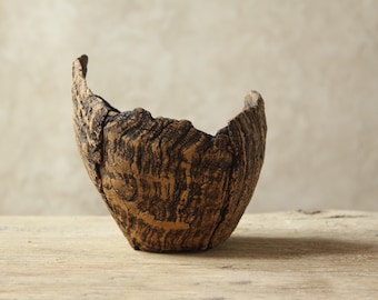 Mała ceramiczna doniczka na kaktusy i sukulenty. Oryginalny i unikatowy, ręcznie wykonany przedmiot. Wymiary: 14-10 cm (szerokość) x 7-13 cm (wysokość)