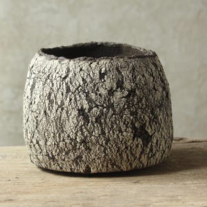 Handgefertigter, rustikaler Tontopf mit Craquelé-Effekt im Wabi-Sabi-Stil, für Sukkulenten und Kakteen, 17 cm (Höhe) x 18 cm (Breite)