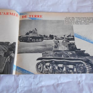 以下が含まれることがあります： 軍用戦車の画像が掲載されたヴィンテージ雑誌の見開きページ。「L'ARMEE DE TERRE」の文字が見える。白黒写真には、兵士や旗とともに、作戦中の戦車の様子が写し出されている。