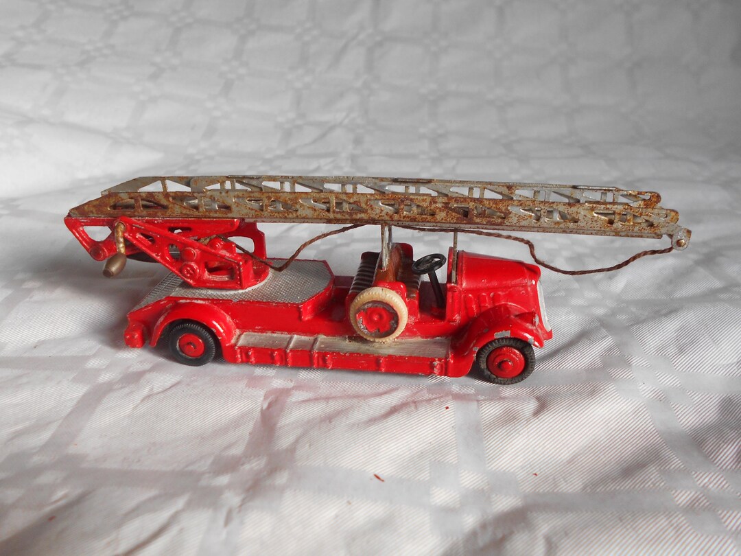 Dinky toys France No 32D Delahaye Pompier voiture de pompiers années 50 à restaurer - France