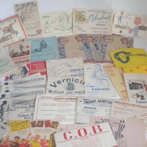 Peut inclure: Un ensemble d'éphémères vintage, comprenant des brochures, des dépliants et des publicités. Les articles présentent diverses couleurs et motifs, certains affichant des illustrations et du texte. L'assortiment comprend des articles avec le texte "Bluebell", "GOUIN" et "ZAMA".