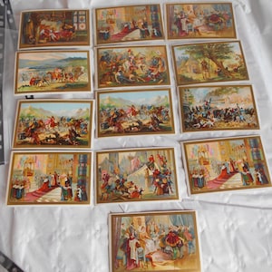 Könnte beinhalten: Eine Sammlung von Vintage-Postkarten mit farbenfrohen Illustrationen historischer Szenen. Die Karten zeigen verschiedene Ereignisse, darunter Schlachten, königliche Zeremonien und höfische Zusammenkünfte, mit detaillierten Figuren und aufwendigen Hintergründen.
