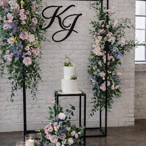 Letrero metálico personalizado con inicial: monograma para fondo de boda