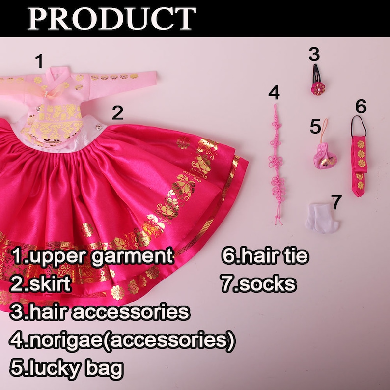 Puede incluir: Un conjunto de mu&ntilde;eca coreana tradicional, que incluye una prenda superior y una falda rosas con detalles dorados. Incluye accesorios como pinzas para el pelo, una bolsa de la suerte y calcetines. El conjunto es para una mu&ntilde;eca.