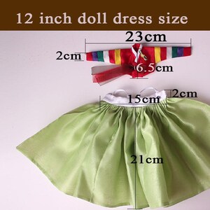 Pode incluir: Um vestido de boneca coreano tradicional, com um top vermelho com mangas coloridas (23 cm de largura) e uma saia verde claro (21 cm de comprimento). O vestido &eacute; projetado para uma boneca de 12 polegadas.