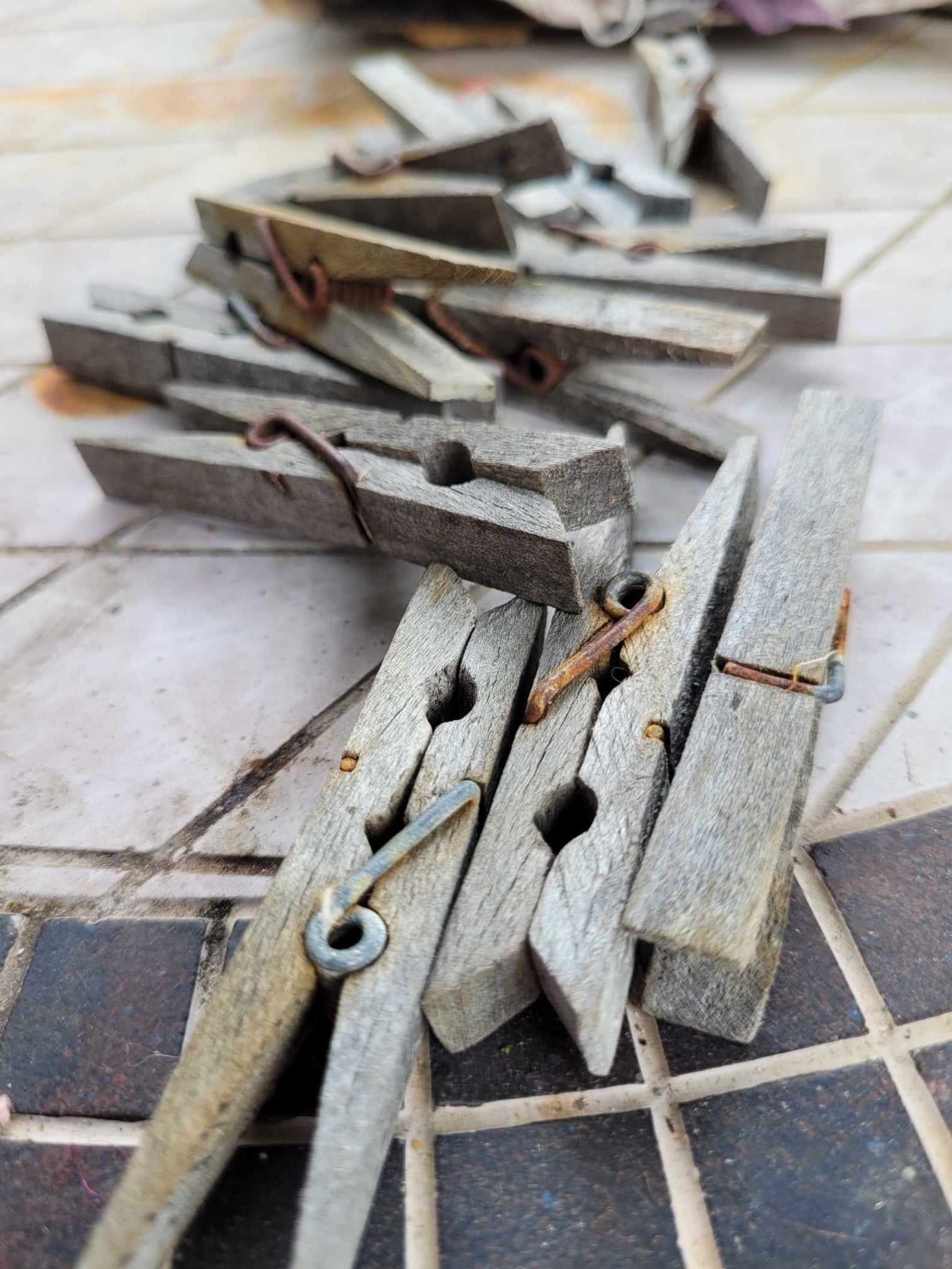 OLD WODEN CLIPS 12 Weathered Wood ,clothespins,pegs,decorative Holder ...