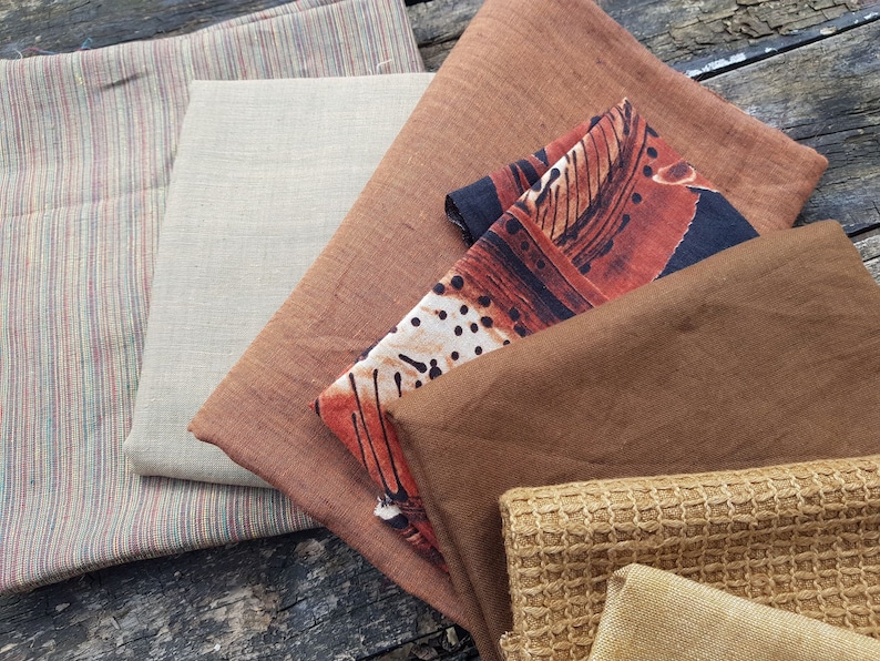 Puede incluir: Un conjunto de seis muestras de tela en varios tonos de marr&oacute;n, beige y negro. Las telas tienen diferentes texturas, incluyendo un patr&oacute;n a rayas, un color s&oacute;lido y un dise&ntilde;o estampado.