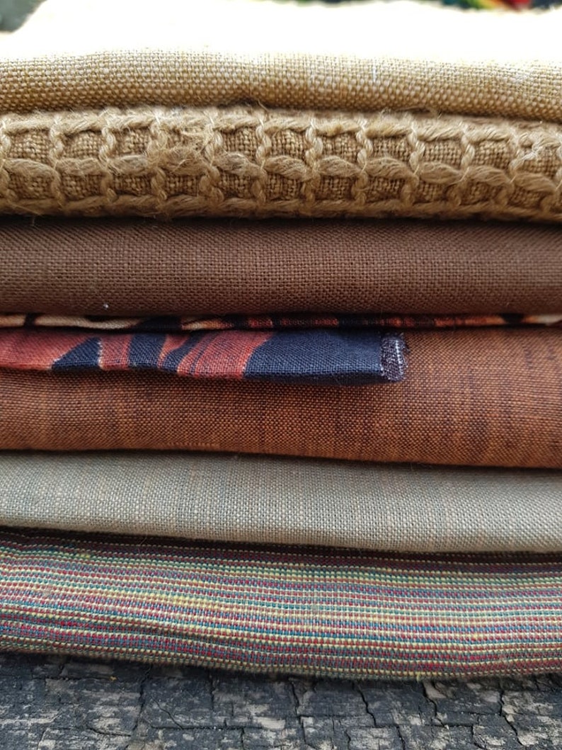 Puede incluir: Un conjunto de seis muestras de tela de diferentes colores, que van del marr&oacute;n al beige y al gris. Las telas tienen diferentes texturas, incluyendo tejidos, tejidos de punto y estampados.