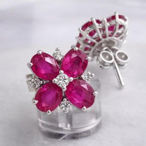 Orecchini a lobo a forma di fiore con rubino naturale e dettagli in diamanti, orecchini a grappolo floreale in oro 14 carati, gioielli con pietra portafortuna di luglio, regalo per lei