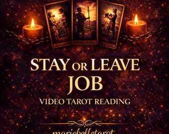 Puede incluir: Tres cartas de tarot se muestran sobre el texto STAY OR LEAVE JOB VIDEO TAROT READING y mariebelletarot. Dos velas encendidas flanquean las cartas, conectadas por una cadena de metal oscuro sobre un fondo oscuro, estrellado, morado y naranja.