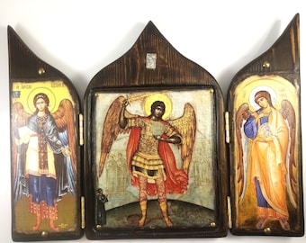 Arcángeles Miguel, Gabriel y Salatiel. Tríptico bizantino de madera hecho a mano. Iconos ortodoxos griegos. Arte cristiano.