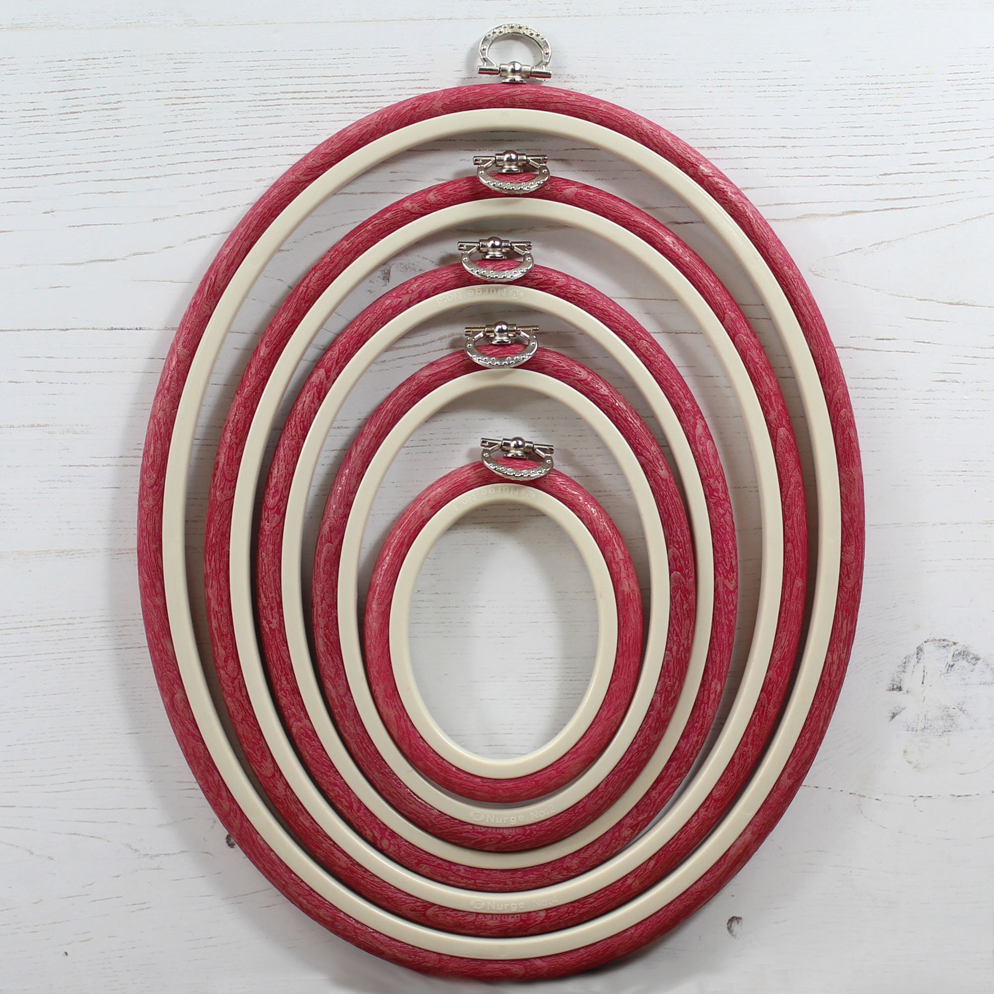 Cerchio Da Ricamo Flexi Nurge #1 Rosso 9,5 Cm: Perfetto Per Esporre Le Tue Creazioni A Punto Croce