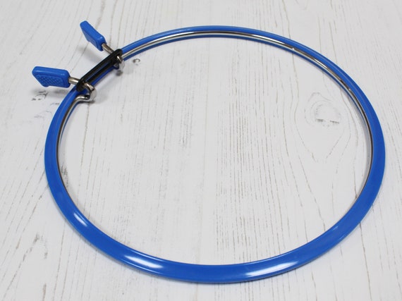 Nurge Telaio Da Ricamo Circolare – 195 Mm – Con Molla In Metallo E Struttura In Plastica – Colore Inviato A Sorpresa (Rosso, Giallo, Blu O Verde)