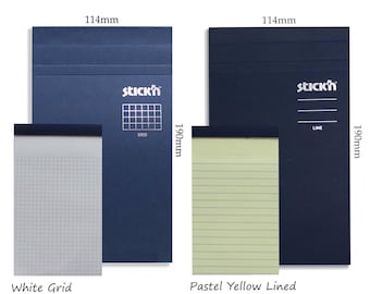 Puede incluir: Dos blocs de notas azul marino, cada uno de 11,4 cm de ancho y 19 cm de alto, con la marca "stick'n". Un bloc de notas tiene una cuadrícula blanca, el otro tiene papel rayado amarillo pastel. El texto "White Grid" y "Pastel Yellow Lined" está debajo.