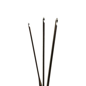 Può includere: Tre uncinetti argentati di diverse dimensioni.