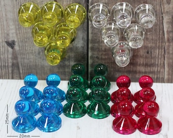Puede incluir: Surtido de chinchetas magnéticas de colores en verde, azul, rojo y amarillo. Las chinchetas están dispuestas en forma de corazón. Las chinchetas tienen un diámetro de 20 mm y una altura de 25 mm.